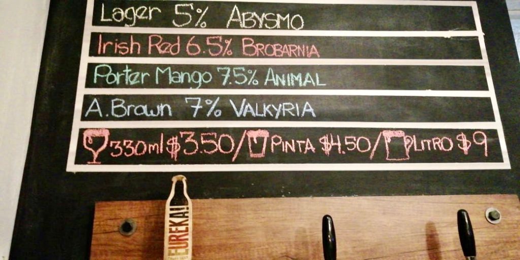 La Arteria. Tablón de cervezas en barra.