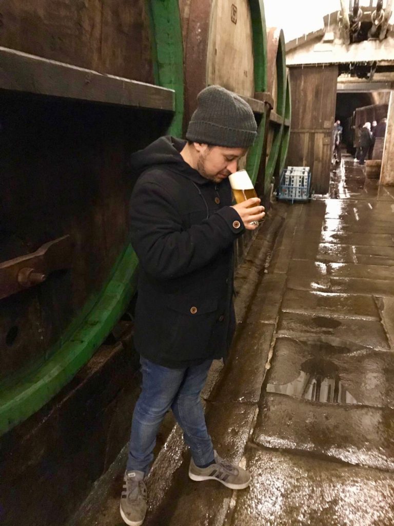 Vinicio Moya degustando una Pilsner Urquell.