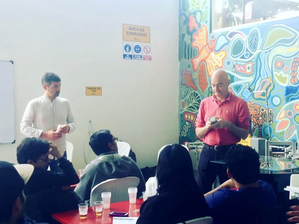 Boris de Mesones durante una clase en Ecuador